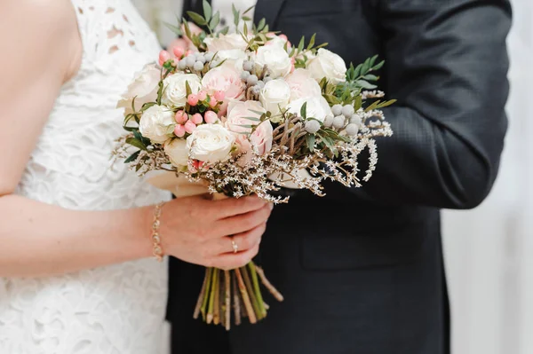 Düğün Buketi Gelin Elinde — Stok fotoğraf
