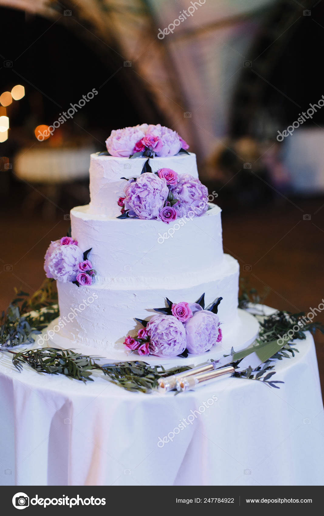 婚礼蛋糕装饰着桌上花——图库图片© vinigret #247784922, image size:1067x1700