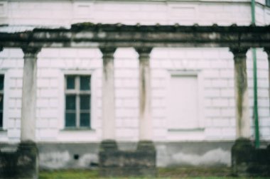 Eski beyaz bina Cephe Süsleme