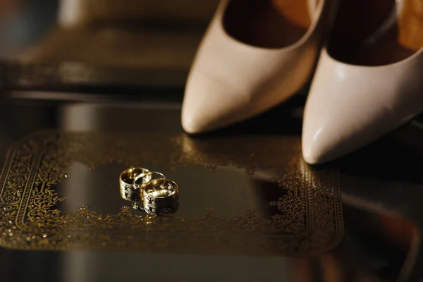 Buty Ślubne Obrączki Złotej Tacy — Zdjęcie stockowe