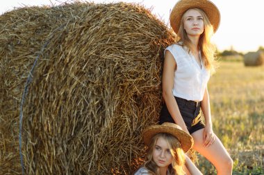 Balya saman buğday alanında kızlarla