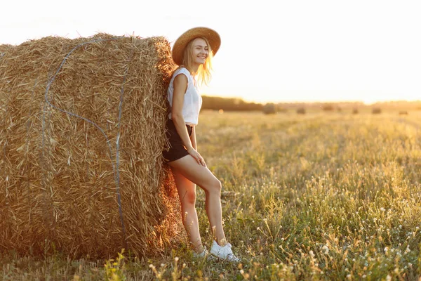 Girl Standing Wheat Field Looking Ahead — Stock Photo, Image