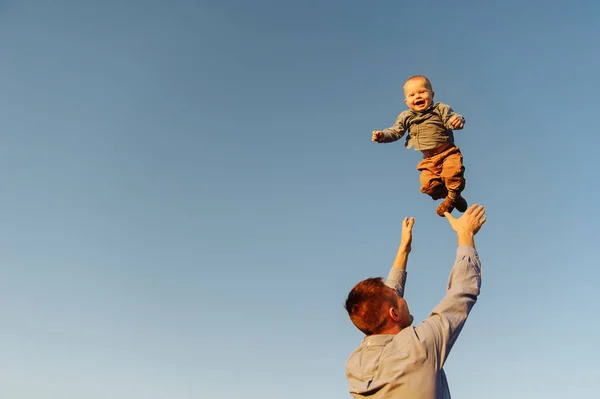 Pai Jogando Seu Sol Com Mãos — Fotografia de Stock