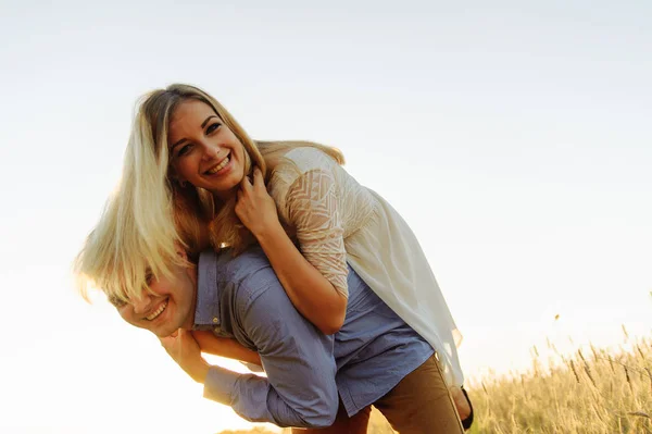 Het Portret Van Jonge Vrouw Haar Rug Van Man — Stockfoto