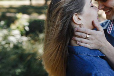 Adam karısına gülümseyen