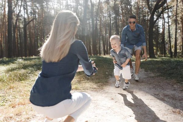 Mãe Pai Brincando Com Filho Parque — Fotografia de Stock