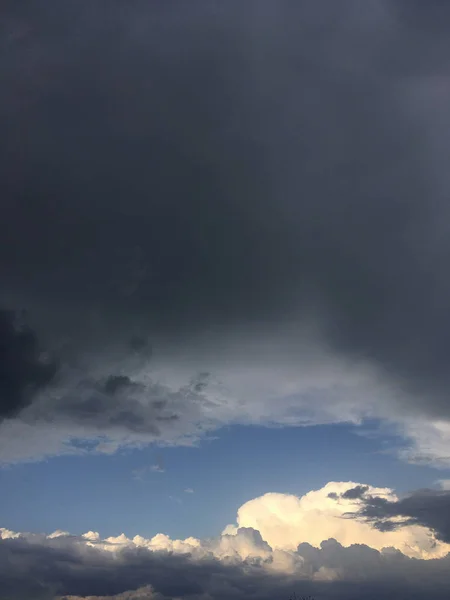 Ciel Bleu Vif Intérieur Des Nuages Sombres — Photo