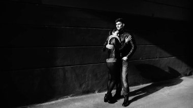 Siyah beyaz portresini kucaklayan genç çift