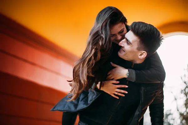 Uomo Che Tiene Sua Donna Sulla Schiena Guarda Con Sorriso — Foto Stock