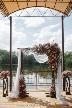 Nehrin önünde düğün yayı