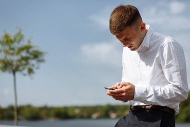 Mesajın için yeri yazan genç adam.