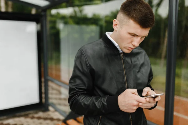 Joven Chaqueta Cuero Negro Escribiendo Sms Teléfono —  Fotos de Stock