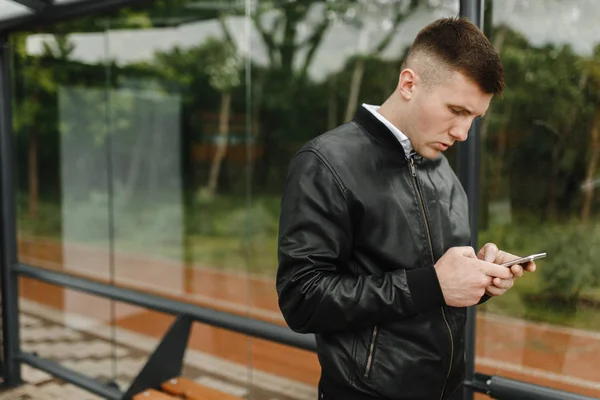 Joven Con Teléfono Móvil Las Manos Parado Parada Autobús —  Fotos de Stock