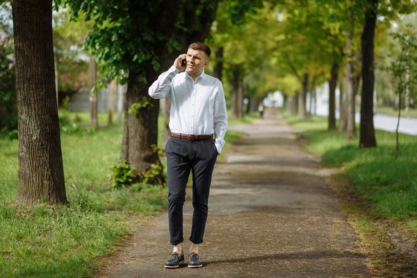 Joven Hombre Negocios Hablando Por Teléfono Manteniendo Mano Bolsillo —  Fotos de Stock