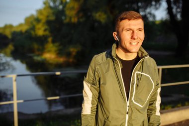 Parkta genç gülümseyen adamın portre