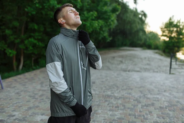 Joven Sujetando Chaqueta Deportiva Que Está Punto Ejercicios Mañana —  Fotos de Stock