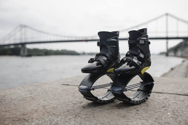 Kangoo salta zapatos psd en frente del puente. Equipamiento deportivo. Kangoo salta de entrenamiento —  Fotos de Stock