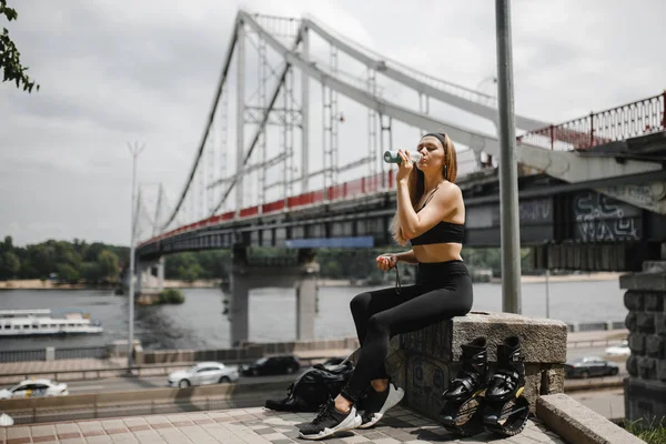 Sporty girl drinking water after the training on the street. Healthy lifestyle. Wter balance — Stock Photo, Image