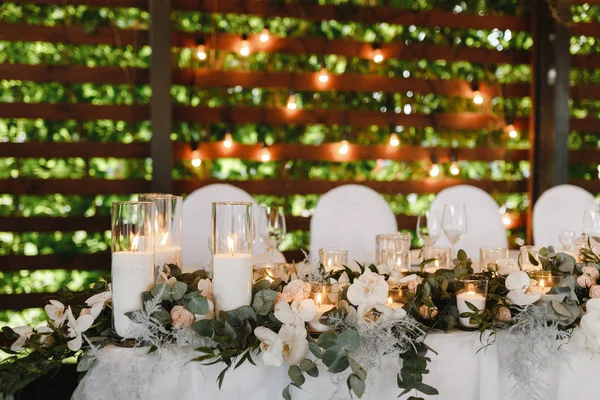 Witte Bloemen Kaarsen Bruiloft Tafel — Stockfoto