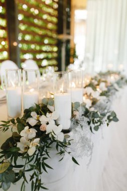 Düğün masasında mumlar yandan fotoğraflandı