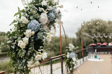 Daire düğün ark üstünde mavi ve beyaz çiçekler yandan fotoğraflandı