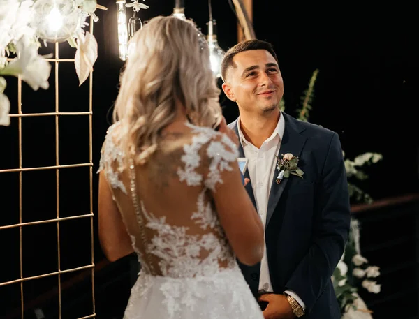 Damat Düğün Töreninde Yemin Ederken Mutlu Damat Gülümsüyor Mutlu Evlilikler — Stok fotoğraf