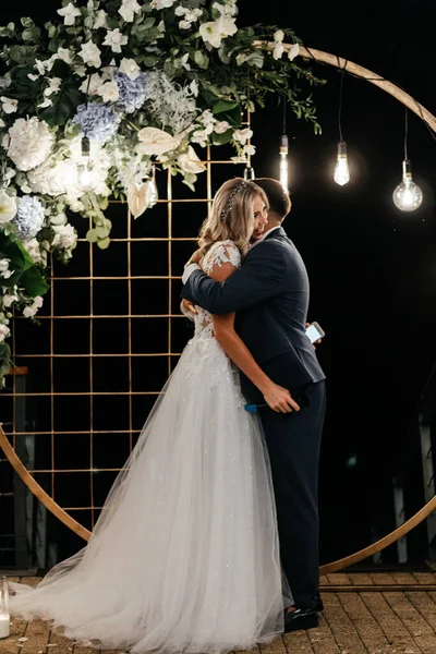 Düğün Kemerinin Arka Planında Birbiriyle Yarışan Ellerinde Mikrofonla Mutlu Damat — Stok fotoğraf