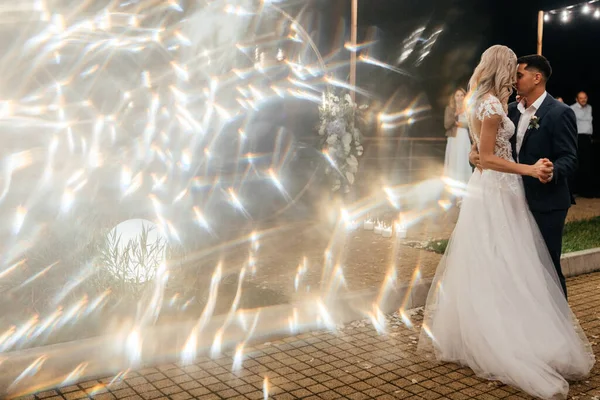 Schöne Braut Und Bräutigam Tanzen Ende Des Hochzeitstages Gemeinsam Draußen — Stockfoto