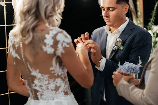 彼らはお互いにYesと言った後 花嫁の指に結婚指輪を置く集中新郎 結婚したばかりよ 新婚の肖像画 ウェディング写真 — ストック写真