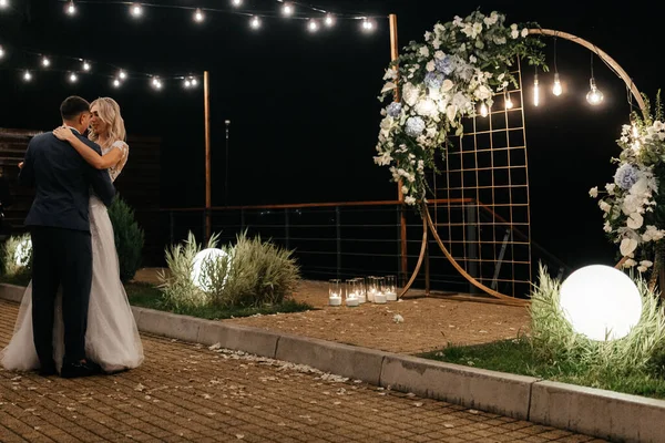 Feliz Recién Casados Bailando Primer Baile Fondo Del Arco Boda — Foto de Stock