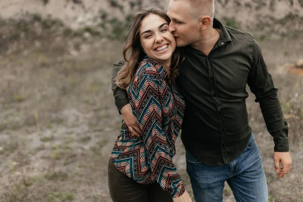 Férfi Megcsókolja Mosolygó Nőjét Miközben Természetben Sétál Boldog Pár Szerelmi — Stock Fotó