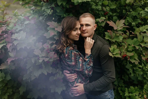 Jeune Homme Femme Debout Embrassant Arrière Plan Des Feuilles Vertes — Photo