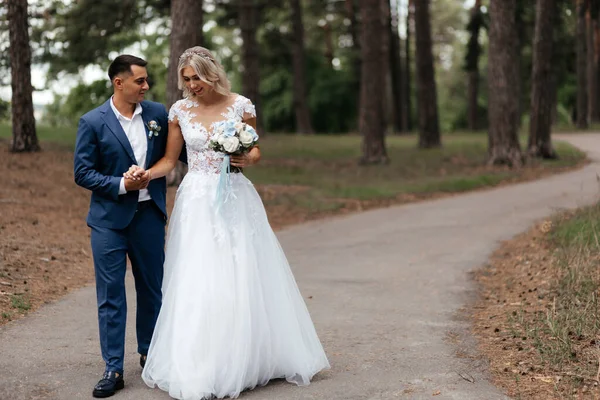 Novia Sonriente Novio Caminando Parque Retrato Recién Casado — Foto de Stock