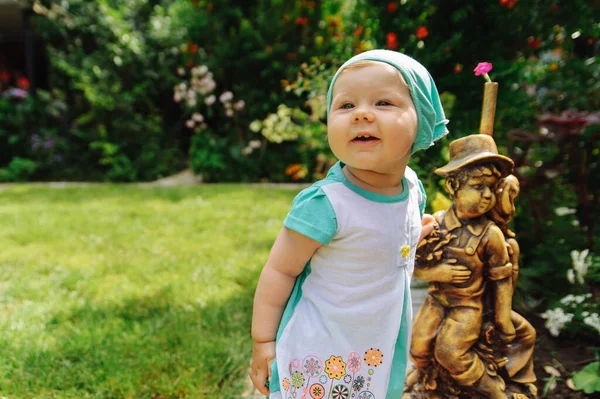 Niña Sonriente Pañuelo Color Turquesa Pie Cerca Una Pequeña Estatuilla — Foto de Stock