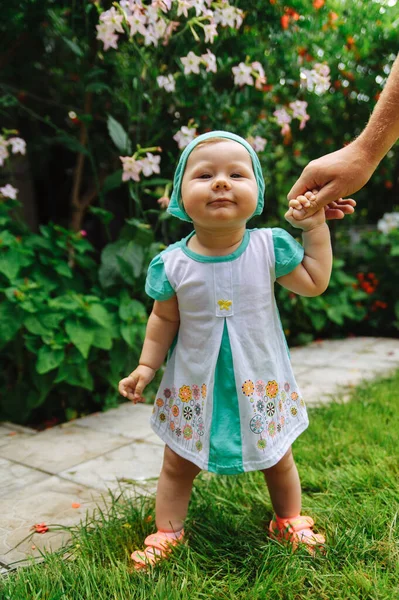 Niña Sonriente Pañuelo Color Turquesa Pie Sosteniendo Mano Padre Retrato — Foto de Stock