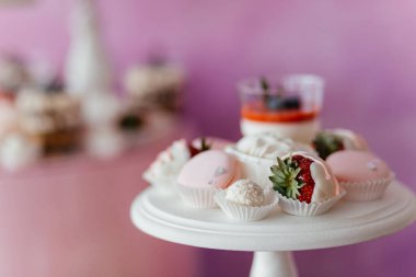 Panna cotta, krema ve beyaz çikolatalı çilekli tatlı masası. Tatlı. Tatlı masası