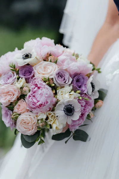 Düğün Buketi Gelinin Ellerinde Evlilikten Düğün Buketi Güller Buketi — Stok fotoğraf