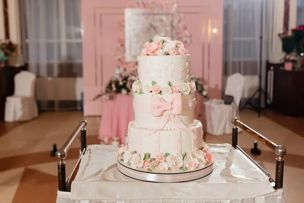 Pastel de boda de tres niveles decorado con rosas cremosas — Foto de Stock