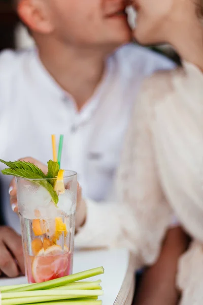 キスカップルの背景に柑橘類 ミント 氷と夏のレモネードのガラス 高品質の写真 — ストック写真