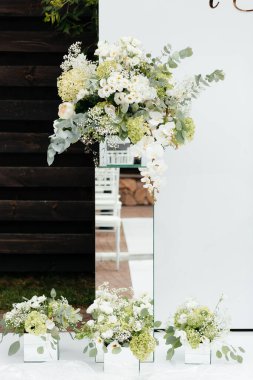 Düğün çiçeği süslemesi. Beyaz çiçekleri. Çiçek bileşimi