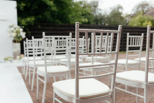 Platz für Gäste bei der Trauung. Draußen Zeremonie. Weiße Stühle — Stockfoto