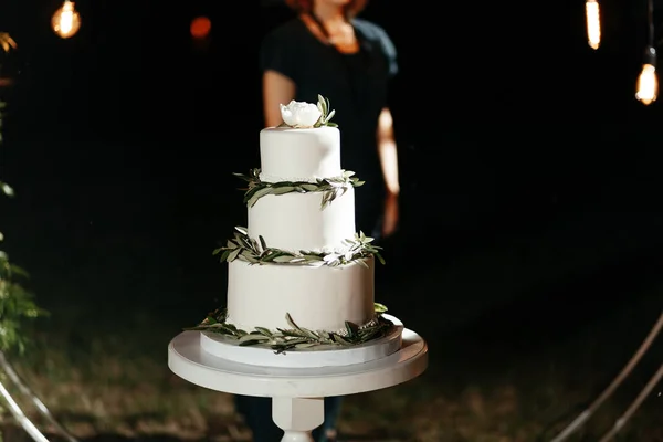 Pastel de boda de tres niveles decorado con peonías. Pastel en la boda — Foto de Stock