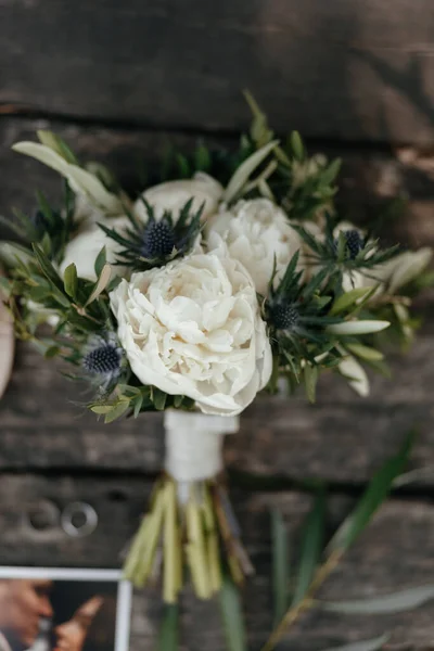 Ramo de boda de peonías. Peonías blancas. Fondo floral — Foto de Stock