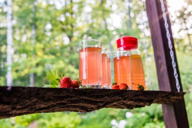 Gözlük ve meyve suyu sürahi, çilek ve nane zanaat w