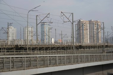 Otomobil-Demiryolu köprüsü, nehrin karşısında, şehirde.