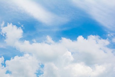 Kabarık beyaz bulut mavi gökyüzünde parlak gün üzerinde güzel arka plan veya görüntü veya zemin olduğu için uygundur. Yüksek noktasından görüntülemek