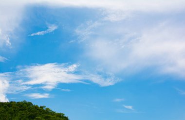 Kabarık beyaz bulut mavi gökyüzünde parlak gün üzerinde güzel arka plan veya görüntü veya zemin olduğu için uygundur. Yüksek noktasından görüntüleyin. Dağı'nda bir kısmını vardır