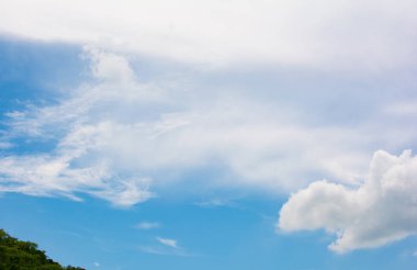 Kabarık beyaz bulut mavi gökyüzünde parlak gün üzerinde güzel arka plan veya görüntü veya zemin olduğu için uygundur. Yüksek noktasından görüntüleyin. Dağı'nda bir kısmını vardır