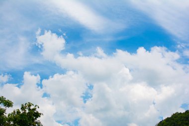 Kabarık beyaz bulut mavi gökyüzünde parlak gün üzerinde güzel arka plan veya görüntü veya zemin olduğu için uygundur. Yüksek noktasından görüntüleyin. Dağı'nda bir kısmını vardır