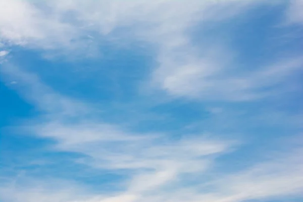 明るい日の青い空に白い雲がふわふわは 素敵な背景または表示または背景に適しています 高いポイントからの眺め — ストック写真